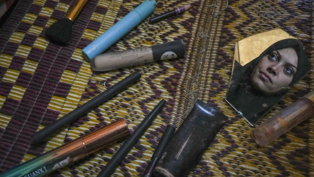 In Gaza’s crowded tent camps, women wrestle with a life stripped of privacy